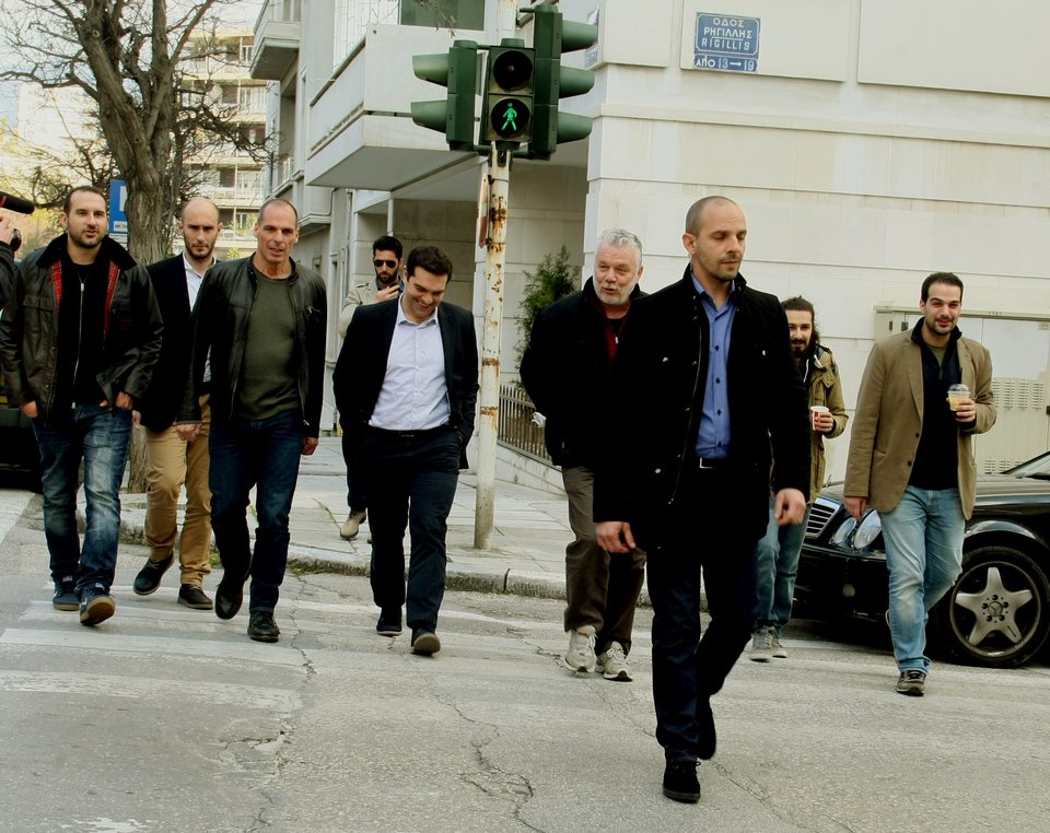 Ο Τσίπρας, ο Βαρουφάκης και οι συνεργάτες τους σε καφέ του Παγκρατίου -Το παρ' ολίγον ατύχημα και τα αστεία [αποκλειστικές εικόνες & βίντεο] | iefimerida.gr 15