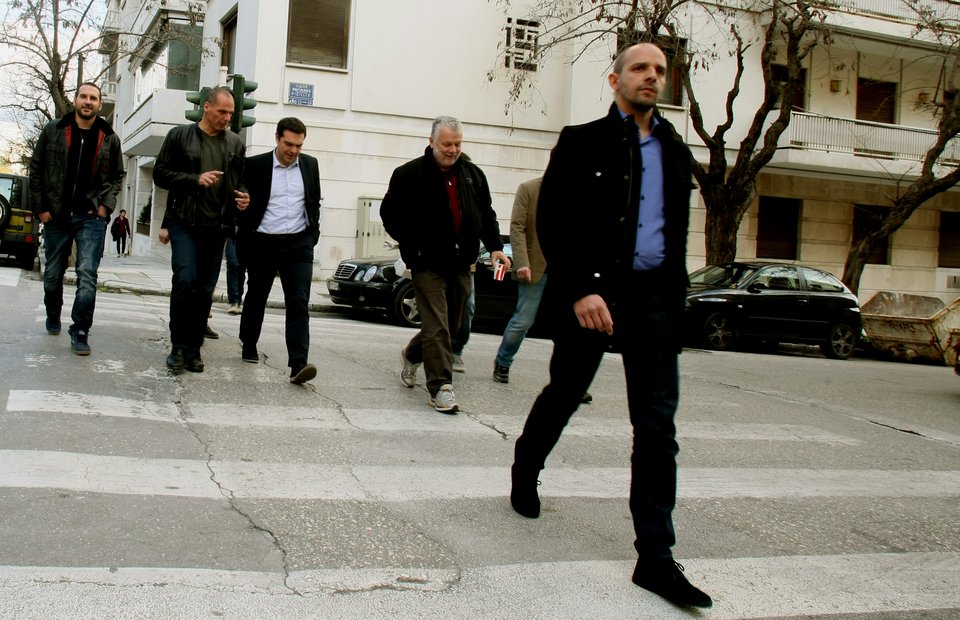 Ο Τσίπρας, ο Βαρουφάκης και οι συνεργάτες τους σε καφέ του Παγκρατίου -Το παρ' ολίγον ατύχημα και τα αστεία [αποκλειστικές εικόνες & βίντεο] | iefimerida.gr 14