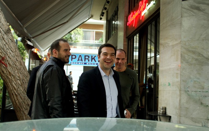 Ο Τσίπρας, ο Βαρουφάκης και οι συνεργάτες τους σε καφέ του Παγκρατίου -Το παρ' ολίγον ατύχημα και τα αστεία [αποκλειστικές εικόνες & βίντεο] | iefimerida.gr 5