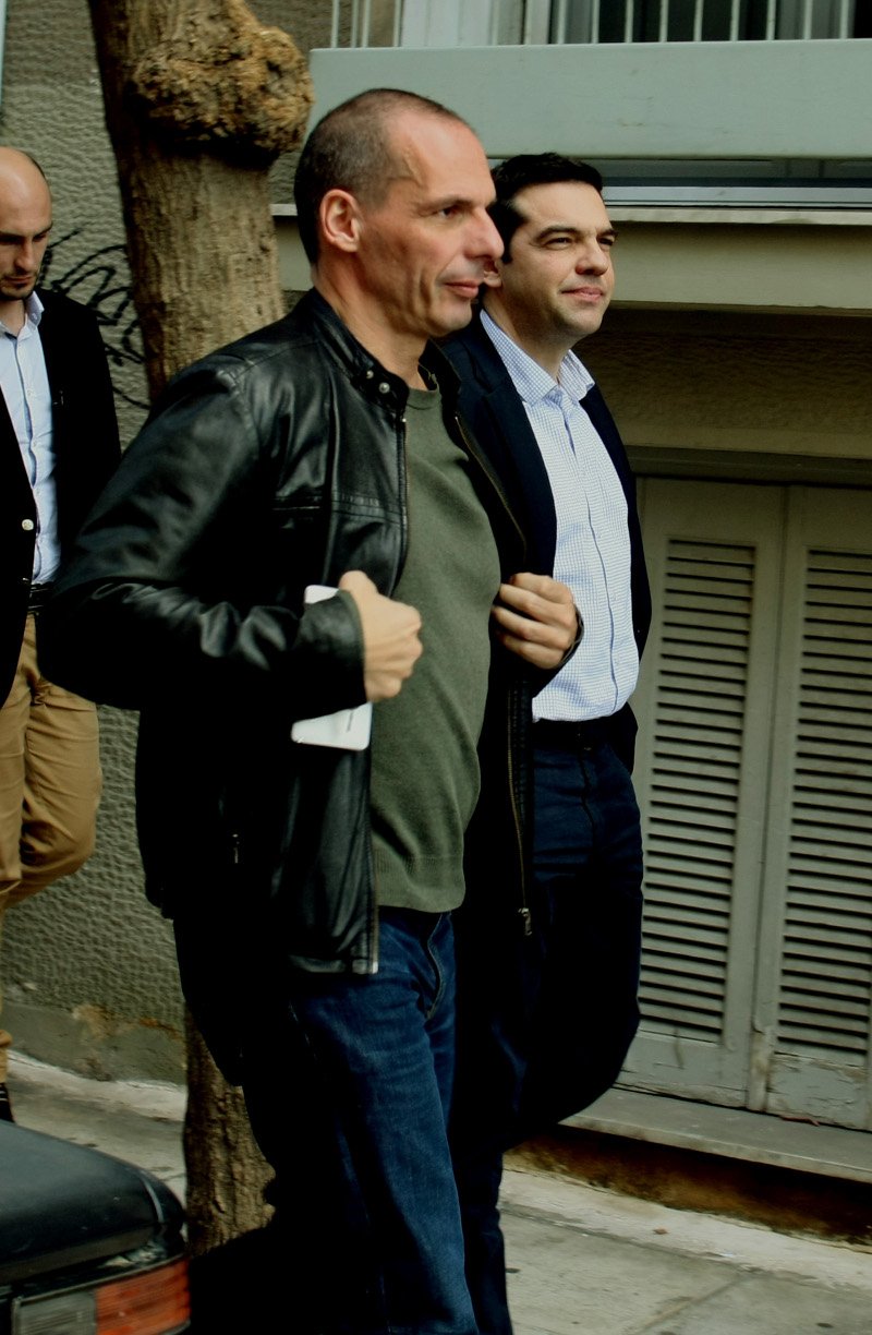 Ο Τσίπρας, ο Βαρουφάκης και οι συνεργάτες τους σε καφέ του Παγκρατίου -Το παρ' ολίγον ατύχημα και τα αστεία [αποκλειστικές εικόνες & βίντεο] | iefimerida.gr 6