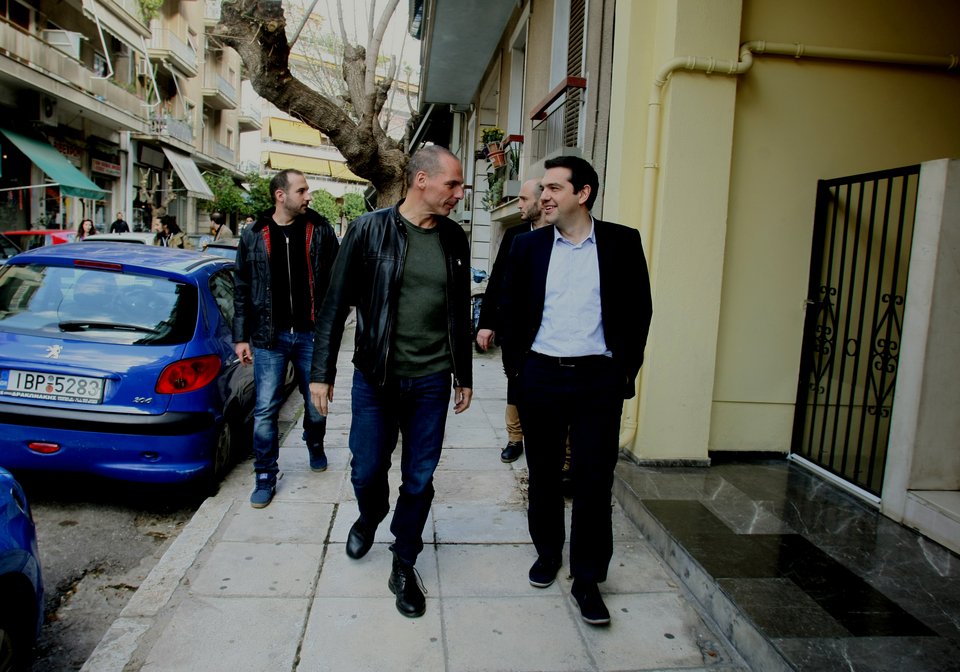 Ο Τσίπρας, ο Βαρουφάκης και οι συνεργάτες τους σε καφέ του Παγκρατίου -Το παρ' ολίγον ατύχημα και τα αστεία [αποκλειστικές εικόνες & βίντεο] | iefimerida.gr 7