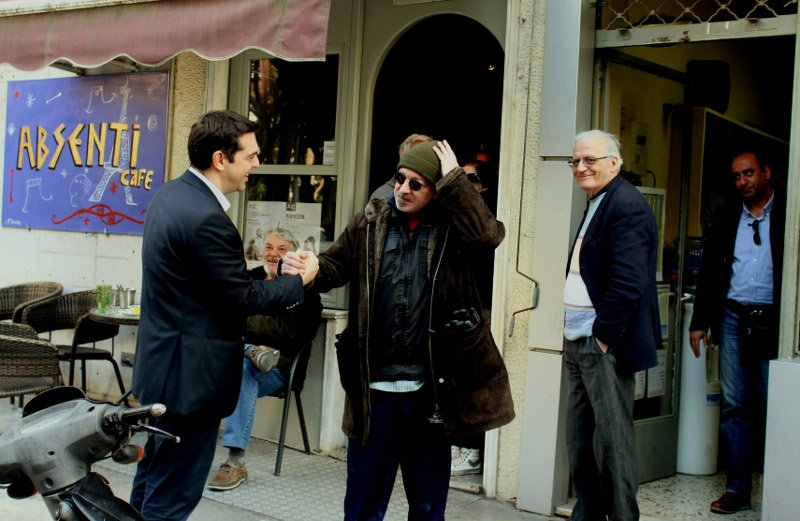 Ο Τσίπρας, ο Βαρουφάκης και οι συνεργάτες τους σε καφέ του Παγκρατίου -Το παρ' ολίγον ατύχημα και τα αστεία [αποκλειστικές εικόνες & βίντεο] | iefimerida.gr 8