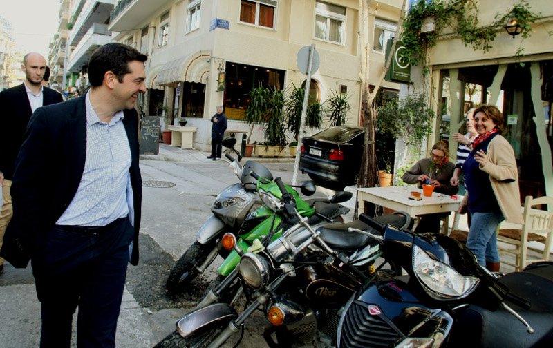 Ο Τσίπρας, ο Βαρουφάκης και οι συνεργάτες τους σε καφέ του Παγκρατίου -Το παρ' ολίγον ατύχημα και τα αστεία [αποκλειστικές εικόνες & βίντεο] | iefimerida.gr 9