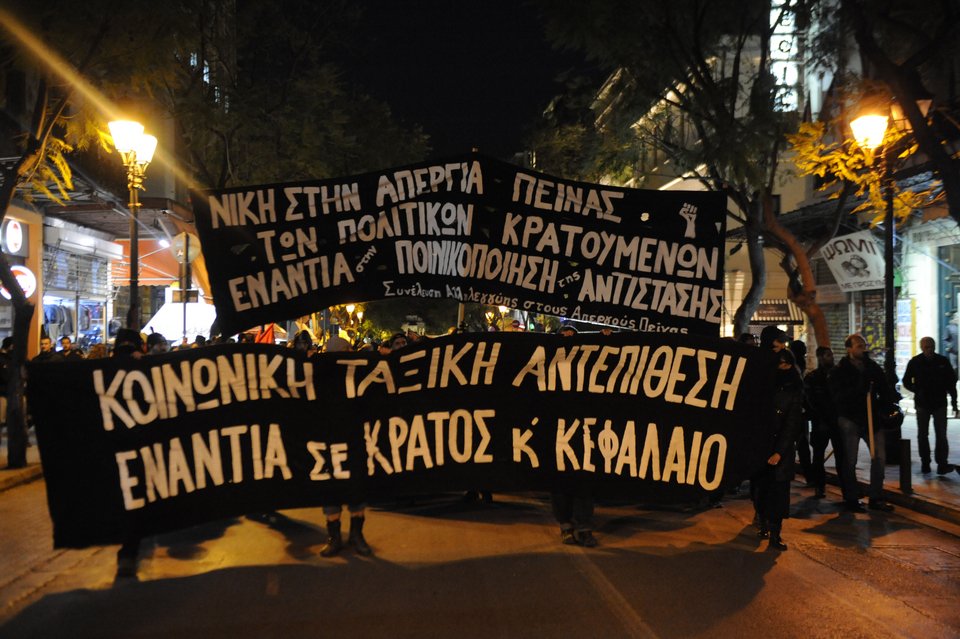 Επεισόδια στο κέντρο της Αθήνας μετά από πορεία -Εσπασαν τα γραφεία του ΠΑΣΟΚ [εικόνες & βίντεο] | iefimerida.gr 2