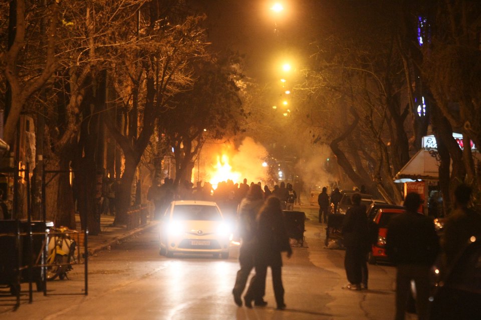 Επεισόδια στο κέντρο της Αθήνας μετά από πορεία -Εσπασαν τα γραφεία του ΠΑΣΟΚ [εικόνες & βίντεο] | iefimerida.gr 4