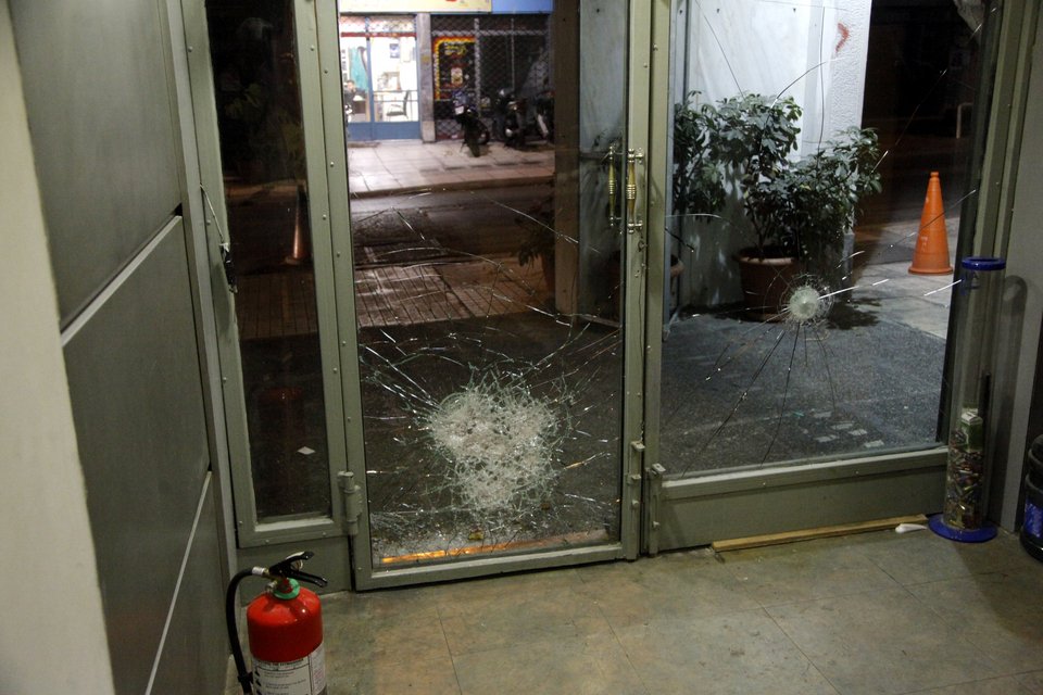 Επεισόδια στο κέντρο της Αθήνας μετά από πορεία -Εσπασαν τα γραφεία του ΠΑΣΟΚ [εικόνες & βίντεο] | iefimerida.gr 7