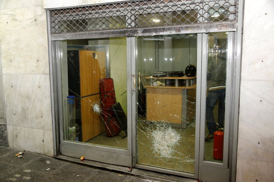 Επεισόδια στο κέντρο της Αθήνας μετά από πορεία -Εσπασαν τα γραφεία του ΠΑΣΟΚ [εικόνες & βίντεο] | iefimerida.gr 8