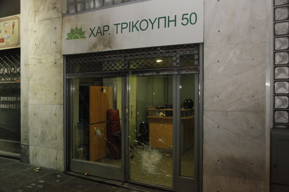 Επεισόδια στο κέντρο της Αθήνας μετά από πορεία -Εσπασαν τα γραφεία του ΠΑΣΟΚ [εικόνες & βίντεο] | iefimerida.gr 6