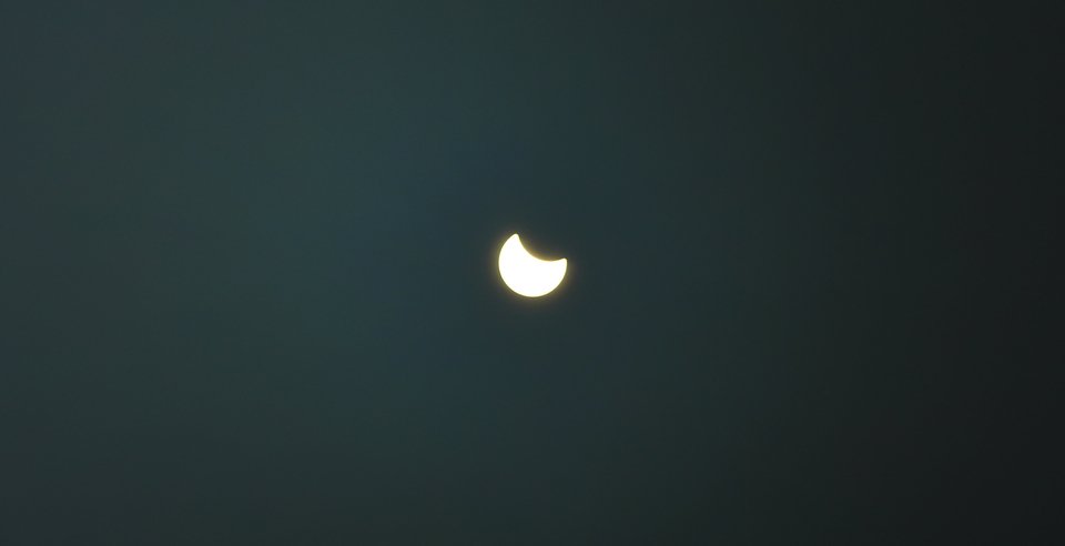 Η έκλειψη Ηλίου στην Ελλάδα: Σκοτείνιασε η πλατεία Συντάγματος [εικόνες] | iefimerida.gr 0