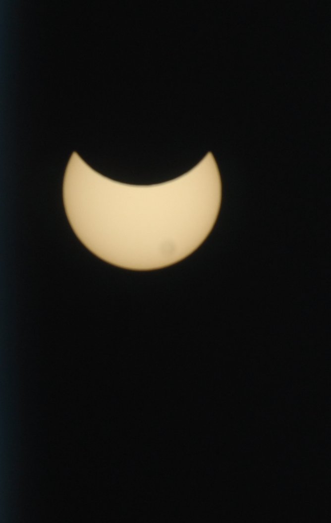 Η έκλειψη Ηλίου στην Ελλάδα: Σκοτείνιασε η πλατεία Συντάγματος [εικόνες] | iefimerida.gr 1