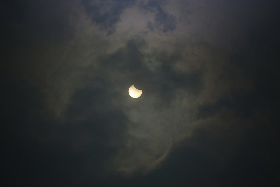 Η έκλειψη Ηλίου στην Ελλάδα: Σκοτείνιασε η πλατεία Συντάγματος [εικόνες] | iefimerida.gr 2