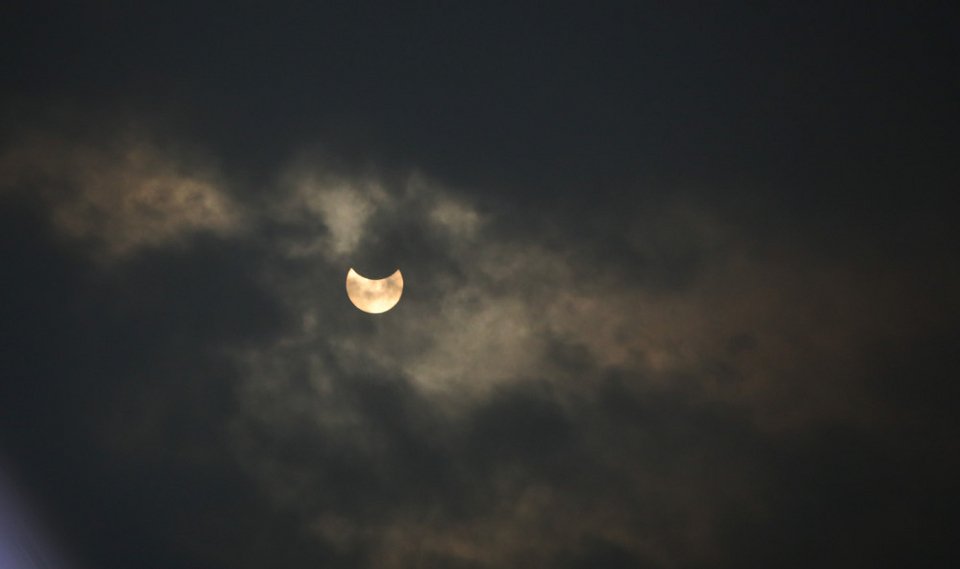 Η έκλειψη Ηλίου στην Ελλάδα: Σκοτείνιασε η πλατεία Συντάγματος [εικόνες] | iefimerida.gr 3