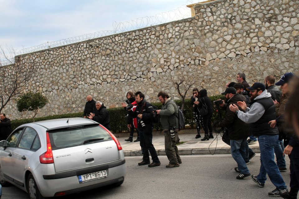 Με την κόρη του Ουρανία αποφυλακίστηκε ο Νίκος Μιχαλολιάκος – Παρολίγον επεισόδια με συγγενείς των «Πυρήνων» [εικόνες] | iefimerida.gr 5