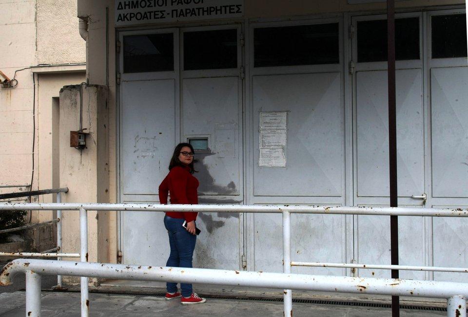 Με την κόρη του Ουρανία αποφυλακίστηκε ο Νίκος Μιχαλολιάκος – Παρολίγον επεισόδια με συγγενείς των «Πυρήνων» [εικόνες] | iefimerida.gr 3