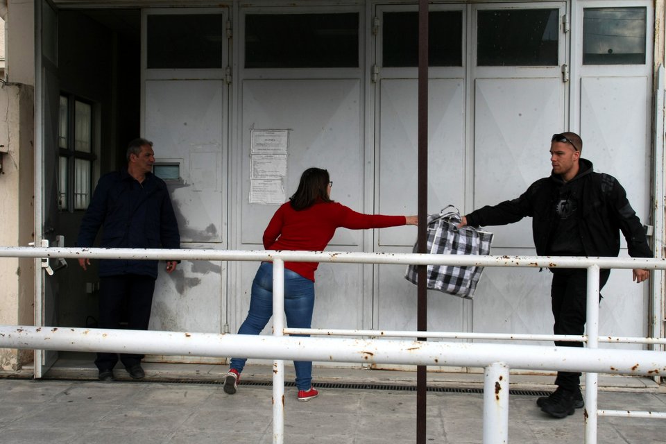 Με την κόρη του Ουρανία αποφυλακίστηκε ο Νίκος Μιχαλολιάκος – Παρολίγον επεισόδια με συγγενείς των «Πυρήνων» [εικόνες] | iefimerida.gr 4