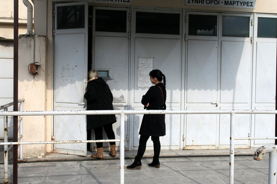 Με την κόρη του Ουρανία αποφυλακίστηκε ο Νίκος Μιχαλολιάκος – Παρολίγον επεισόδια με συγγενείς των «Πυρήνων» [εικόνες] | iefimerida.gr 7