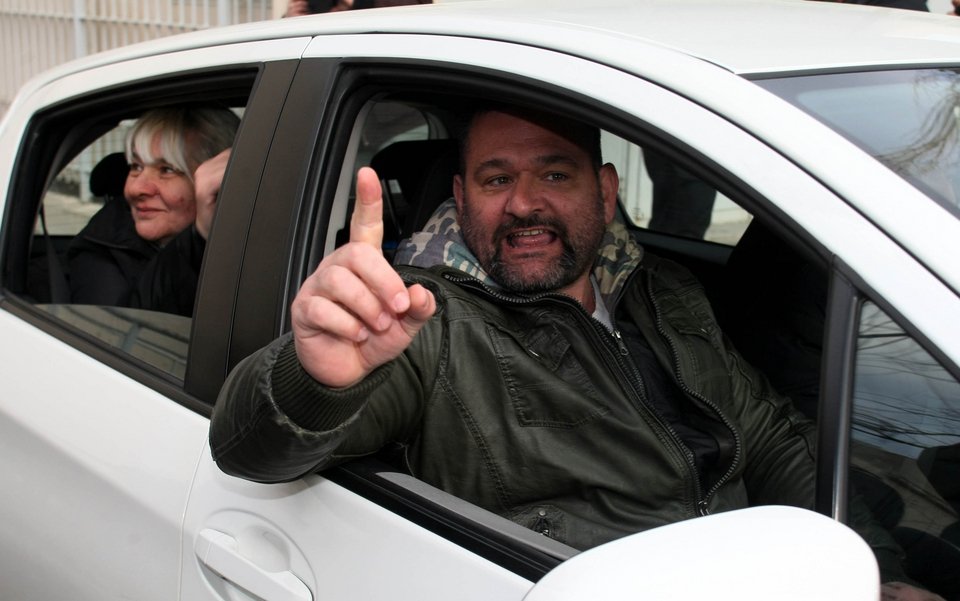 Με την κόρη του Ουρανία αποφυλακίστηκε ο Νίκος Μιχαλολιάκος – Παρολίγον επεισόδια με συγγενείς των «Πυρήνων» [εικόνες] | iefimerida.gr 8