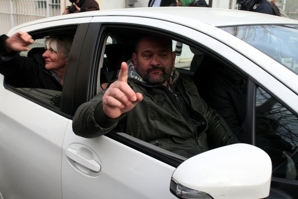 Με την κόρη του Ουρανία αποφυλακίστηκε ο Νίκος Μιχαλολιάκος – Παρολίγον επεισόδια με συγγενείς των «Πυρήνων» [εικόνες] | iefimerida.gr 9