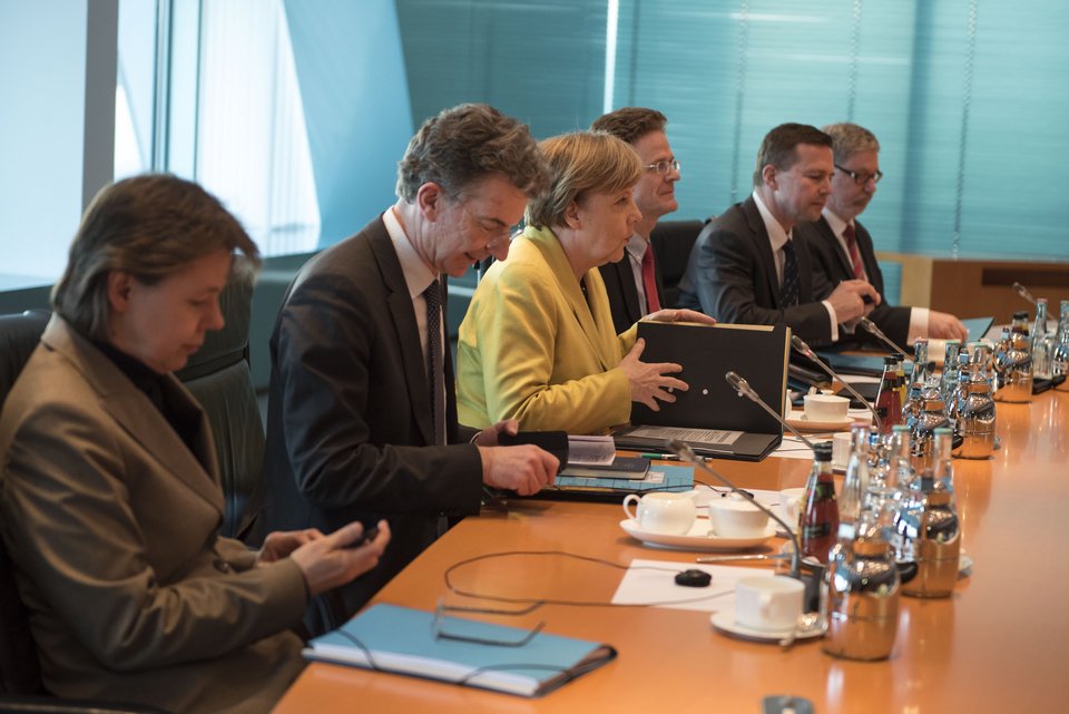 Η Μέρκελ ξενάγησε τον Τσίπρα στην καγκελαρία: Χαμόγελα, περίπατος και μετά... δουλειά [εικόνες] | iefimerida.gr 5