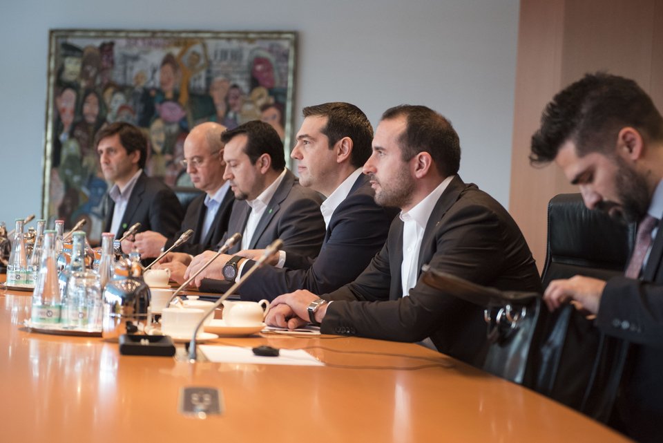 Η Μέρκελ ξενάγησε τον Τσίπρα στην καγκελαρία: Χαμόγελα, περίπατος και μετά... δουλειά [εικόνες] | iefimerida.gr 6