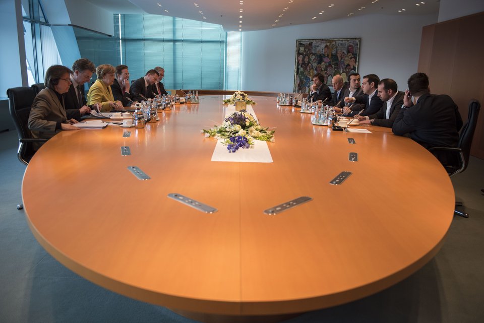 Η Μέρκελ ξενάγησε τον Τσίπρα στην καγκελαρία: Χαμόγελα, περίπατος και μετά... δουλειά [εικόνες] | iefimerida.gr 7