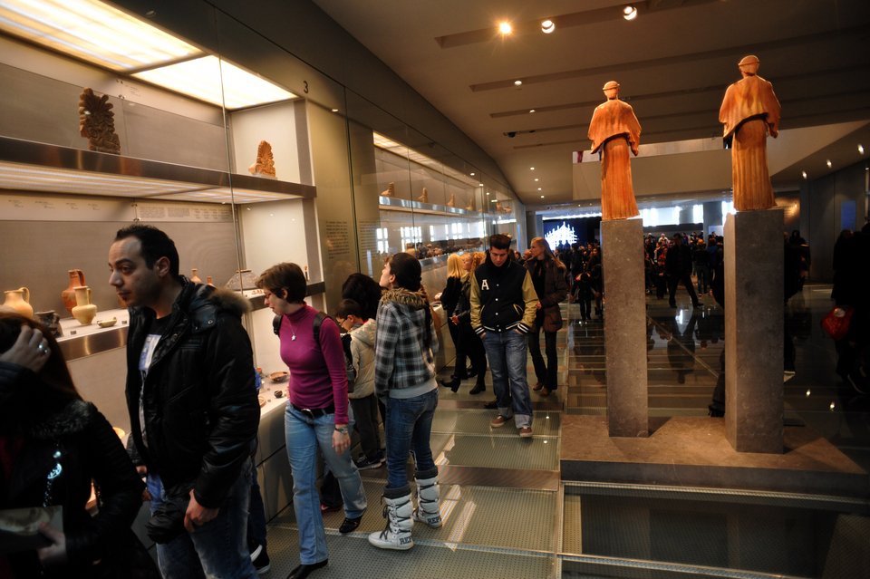 Ιερό προσκύνημα στο Μουσείο της Ακρόπολης -Πλήθος κόσμου για την αργία της 25ης Μαρτίου  [εικόνες] | iefimerida.gr 2