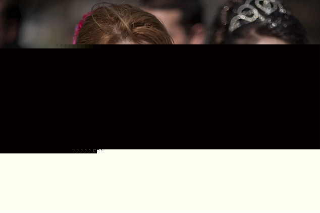 Νυφοπάζαρο Ρομά στη Βουλγαρία: Εφηβες αναζητούν τους συζύγους τους [εικόνες] | iefimerida.gr 3