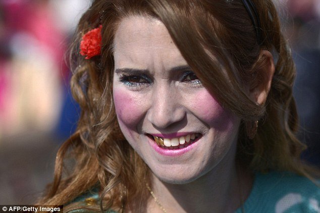 Νυφοπάζαρο Ρομά στη Βουλγαρία: Εφηβες αναζητούν τους συζύγους τους [εικόνες] | iefimerida.gr 6