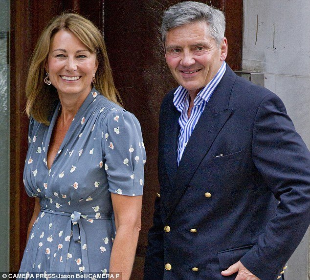 Σκοτώνονται οι συμπέθεροι -Εξαλλος ο πρίγκιπας Κάρολος με τους γονείς της Κέιτ Μίντλετον [εικόνες] | iefimerida.gr 3