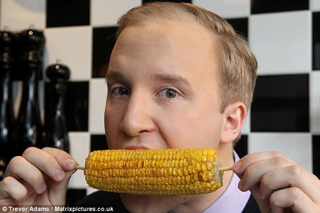 Ετσι τρώγεται σωστά το φαγητό: Δεν κόβουμε ποτέ τα μακαρόνια, καθαρίζουμε την μπανάνα με το μαχαίρι και την καραβίδα με το... πιρούνι [λίστα & εικόνες] | iefimerida.gr 2