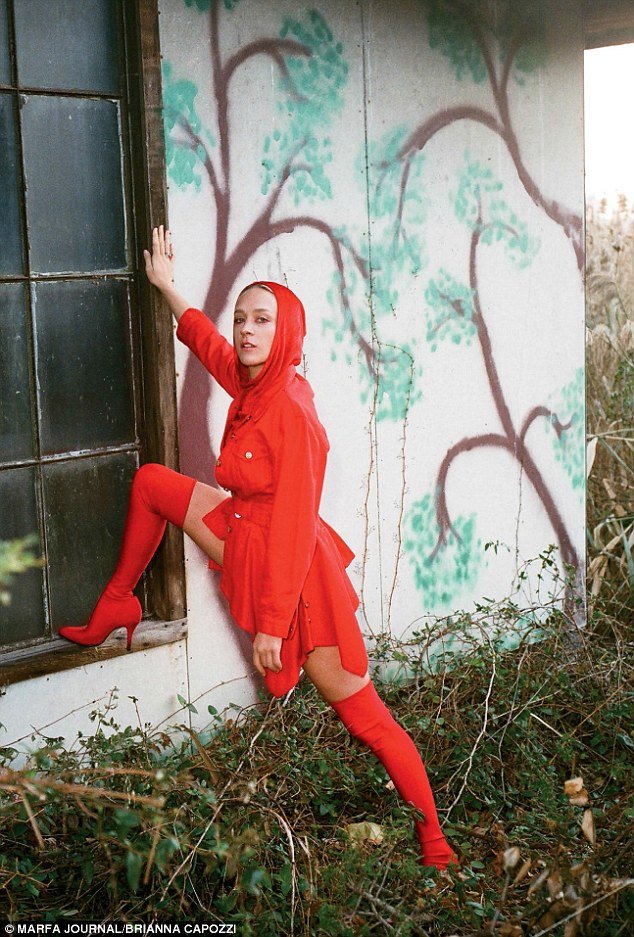 Η φωτογράφιση σοκ ηθοποιού -Γυμνή με έναν αστακό στο επίμαχο σημείο [εικόνες] | iefimerida.gr 3