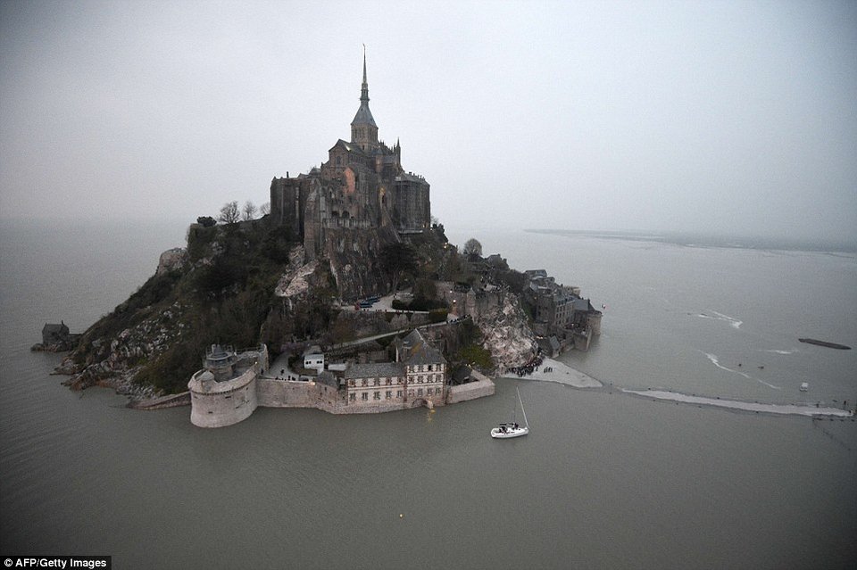 «Η παλίρροια του αιώνα» -Το φαινόμενο στη Γαλλία που συμβαίνει κάθε 18 χρόνια [εικόνες] | iefimerida.gr 4