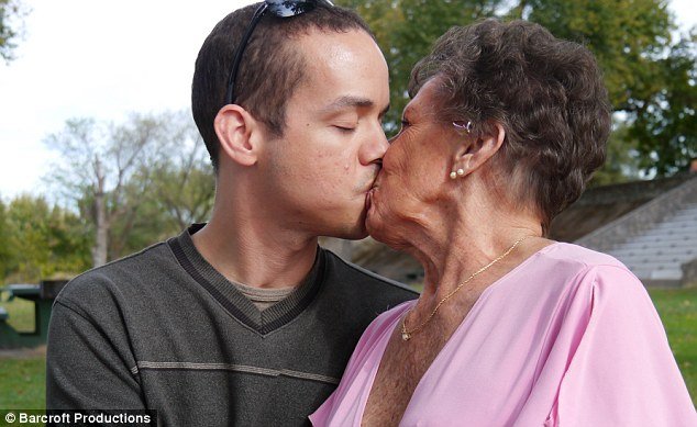 Σούπερ cougar -Η 80χρονη που λατρεύει το βελονάκι και το σεξ -Εχει πάει με 1.000 άνδρες [εικόνες] | iefimerida.gr 1