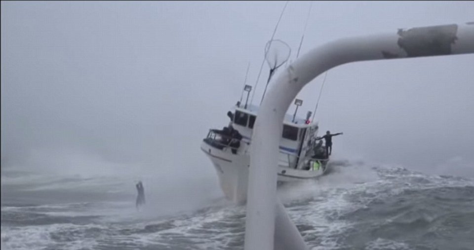 Νεαρός πηδά στη μανιασμένη θάλασσα την ώρα που κύμα θηρίο σκάει πάνω στο σκάφος του [εικόνες & βίντεο] | iefimerida.gr 2