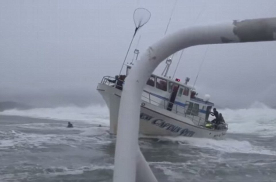 Νεαρός πηδά στη μανιασμένη θάλασσα την ώρα που κύμα θηρίο σκάει πάνω στο σκάφος του [εικόνες & βίντεο] | iefimerida.gr 3