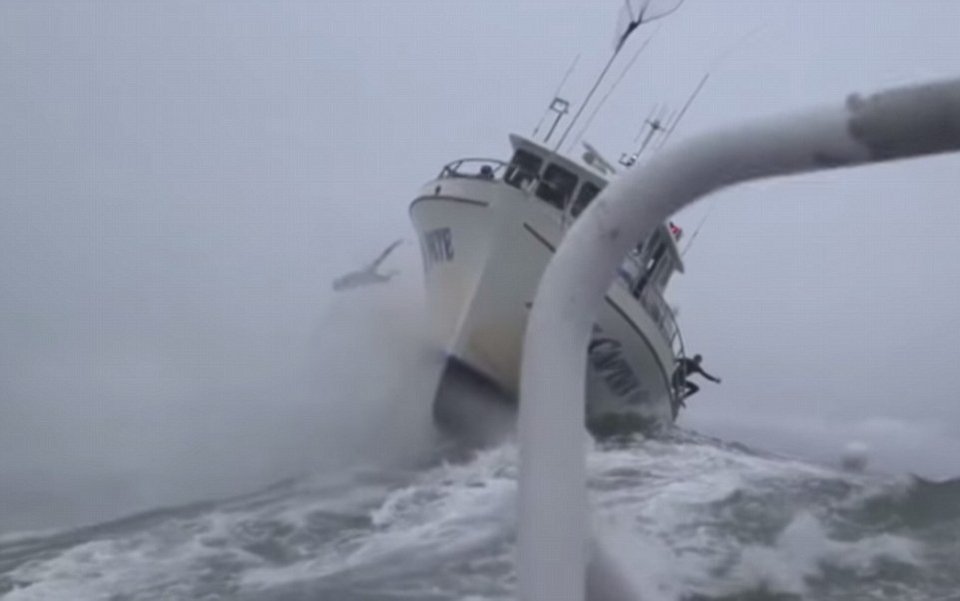 Νεαρός πηδά στη μανιασμένη θάλασσα την ώρα που κύμα θηρίο σκάει πάνω στο σκάφος του [εικόνες & βίντεο] | iefimerida.gr 0