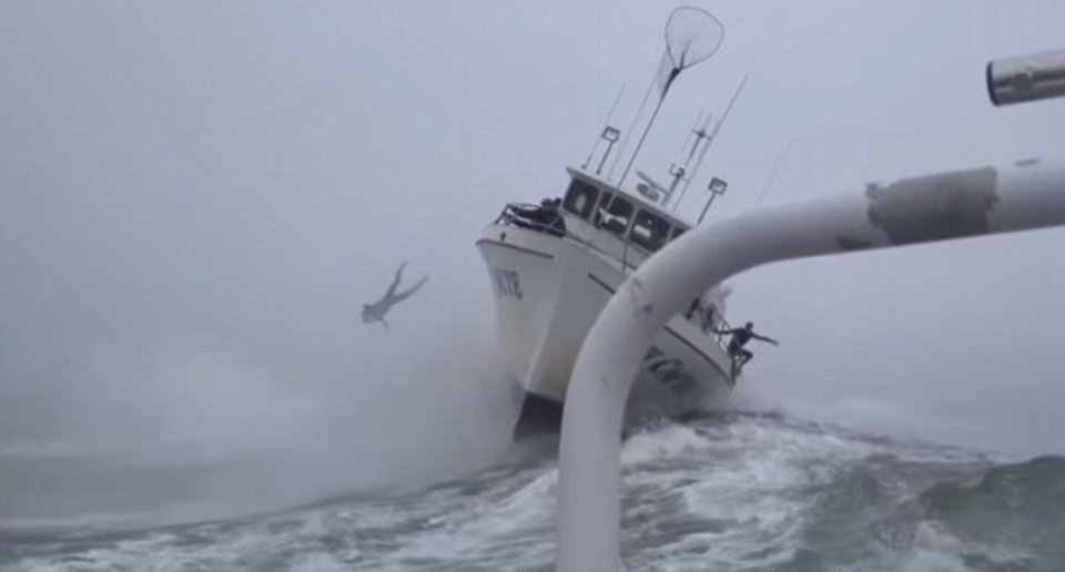 Νεαρός πηδά στη μανιασμένη θάλασσα την ώρα που κύμα θηρίο σκάει πάνω στο σκάφος του [εικόνες & βίντεο] | iefimerida.gr 1