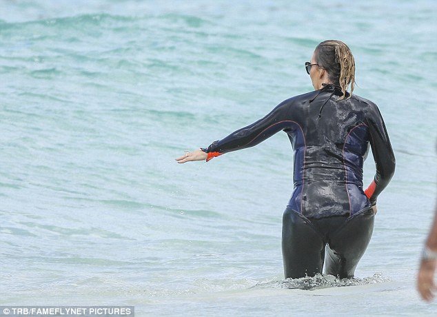 Η απρόσμενη κίνηση της Μαράια Κάρεϊ -Κατέβασε το φερμουάρ και έβγαλε το στήθος της στη φόρα [εικόνες] | iefimerida.gr 5