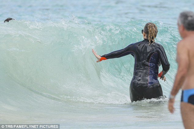 Η απρόσμενη κίνηση της Μαράια Κάρεϊ -Κατέβασε το φερμουάρ και έβγαλε το στήθος της στη φόρα [εικόνες] | iefimerida.gr 11