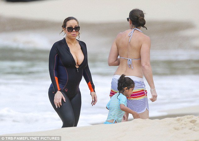 Η απρόσμενη κίνηση της Μαράια Κάρεϊ -Κατέβασε το φερμουάρ και έβγαλε το στήθος της στη φόρα [εικόνες] | iefimerida.gr 8