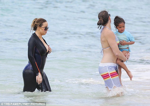 Η απρόσμενη κίνηση της Μαράια Κάρεϊ -Κατέβασε το φερμουάρ και έβγαλε το στήθος της στη φόρα [εικόνες] | iefimerida.gr 2