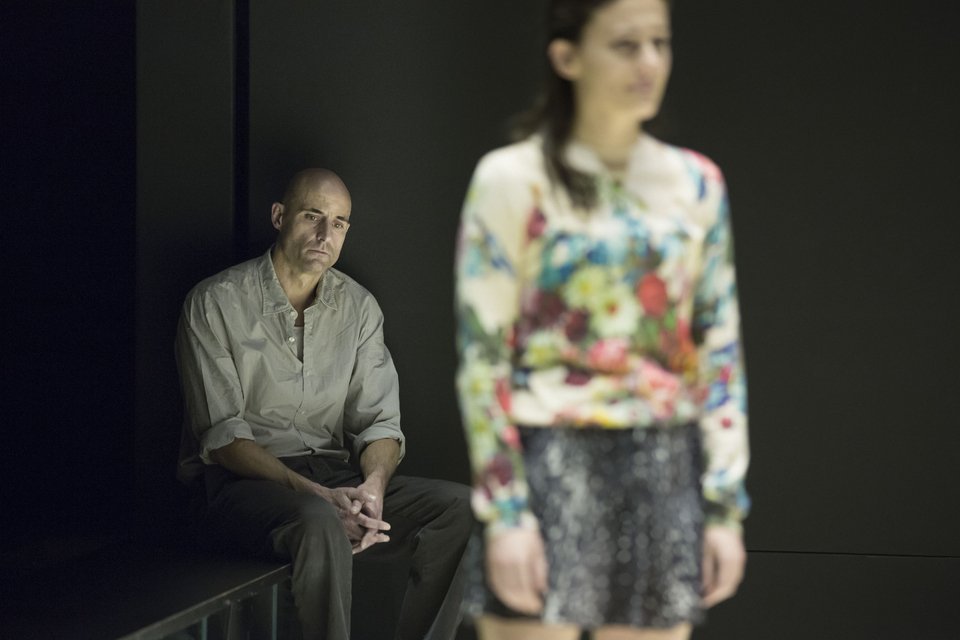 «Ψηλά από τη γέφυρα» του Αρθουρ Μίλλερ, από το Wyndham's Theatre του Λονδίνου στο Μέγαρο Μουσικής [εικόνες] | iefimerida.gr 1