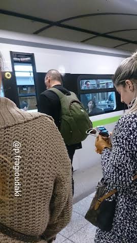 Ο Βαρουφάκης πήγε με το Μετρό στο υπουργείο -Ο διάλογός του με τουρίστα [εικόνες] | iefimerida.gr 1