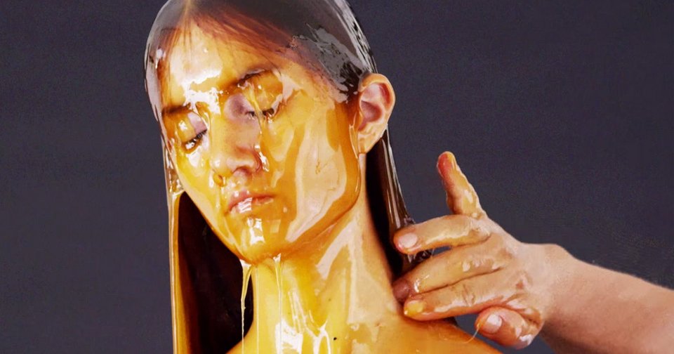 Απίστευτη φωτογράφιση: Γυμνοί βουτηγμένοι στο μέλι [εικόνες] | iefimerida.gr 8