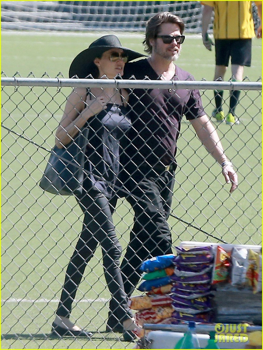 Τρυφερά φιλιά Τζολί-Πιτ: Σαν ερωτευμένοι έφηβοι σε γήπεδο [εικόνες]  | iefimerida.gr 0