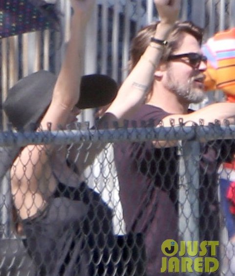 Τρυφερά φιλιά Τζολί-Πιτ: Σαν ερωτευμένοι έφηβοι σε γήπεδο [εικόνες]  | iefimerida.gr 1