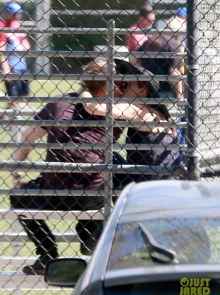 Τρυφερά φιλιά Τζολί-Πιτ: Σαν ερωτευμένοι έφηβοι σε γήπεδο [εικόνες]  | iefimerida.gr 2