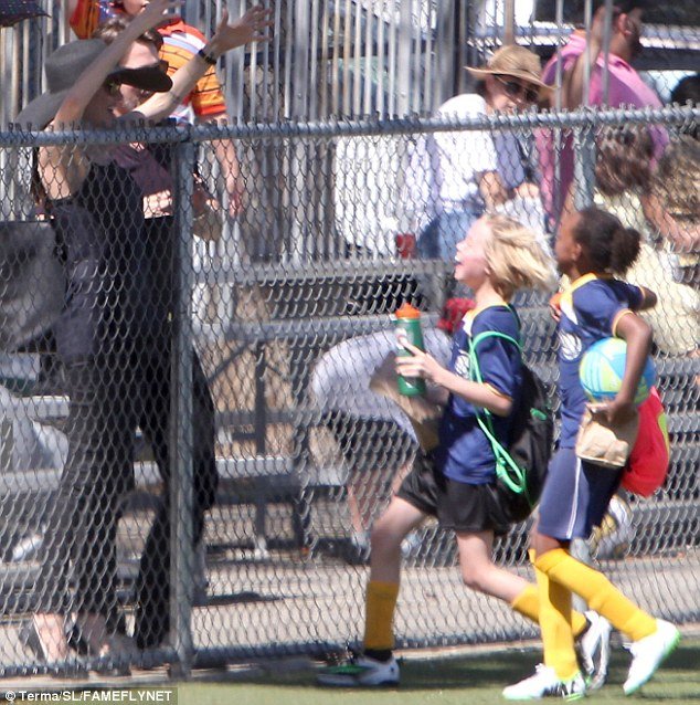 Τρυφερά φιλιά Τζολί-Πιτ: Σαν ερωτευμένοι έφηβοι σε γήπεδο [εικόνες]  | iefimerida.gr 3