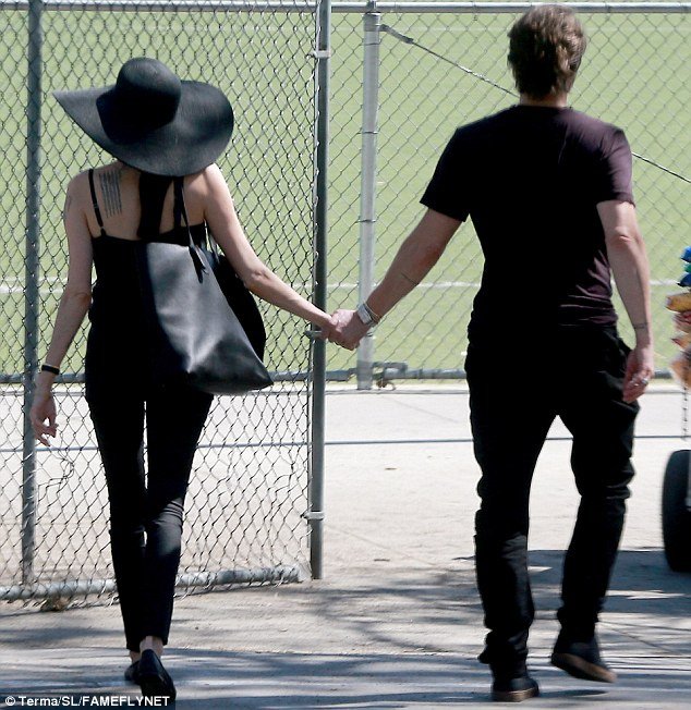 Τρυφερά φιλιά Τζολί-Πιτ: Σαν ερωτευμένοι έφηβοι σε γήπεδο [εικόνες]  | iefimerida.gr 4