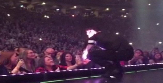 Ο Ανταμ Λεβίν χτύπησε κατά λάθος θαυμάστριά του και μετά έκανε κάτι υπέροχο [εικόνες & βίντεο] | iefimerida.gr 1